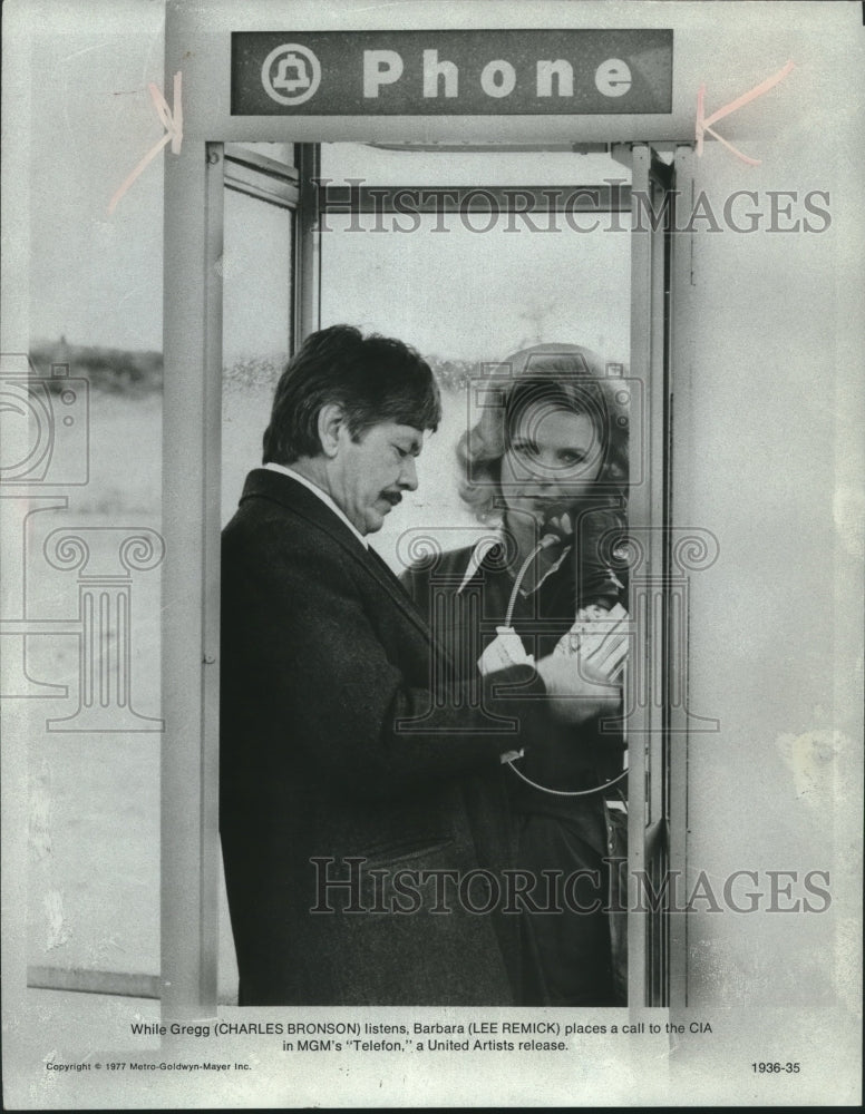 1977 Press Photo Charles Bronson with Lee Remick in MGM&#39;s &quot;Telefon&quot; - mjx61916- Historic Images