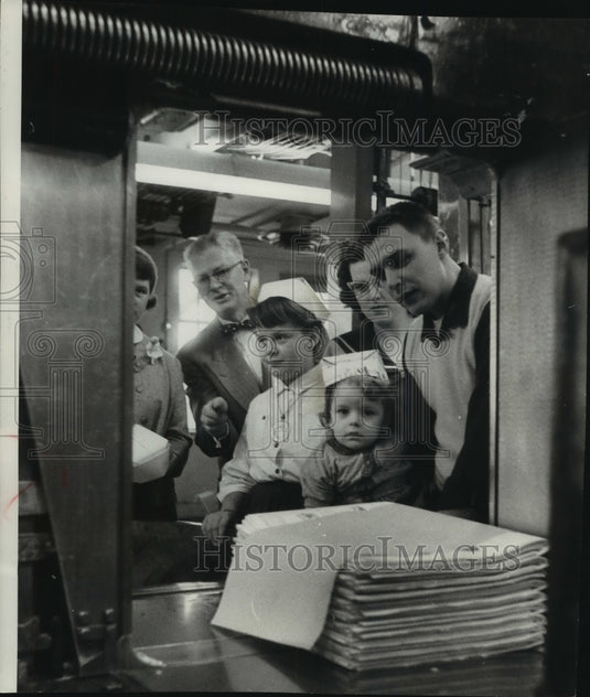 1957 Press Photo Visitors in the mail room at The Milwaukee Journal open house- Historic Images