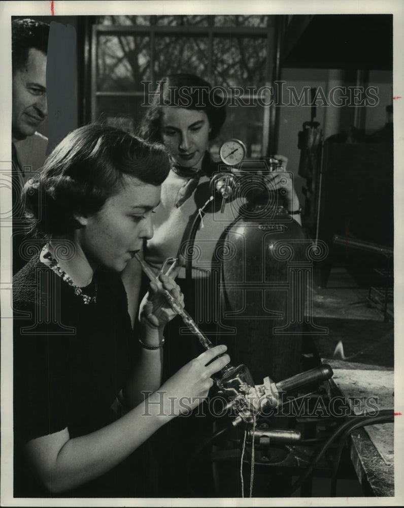 1952 Press Photo Carol Jacobson blowing glass at University of Wisconsin-Madison- Historic Images