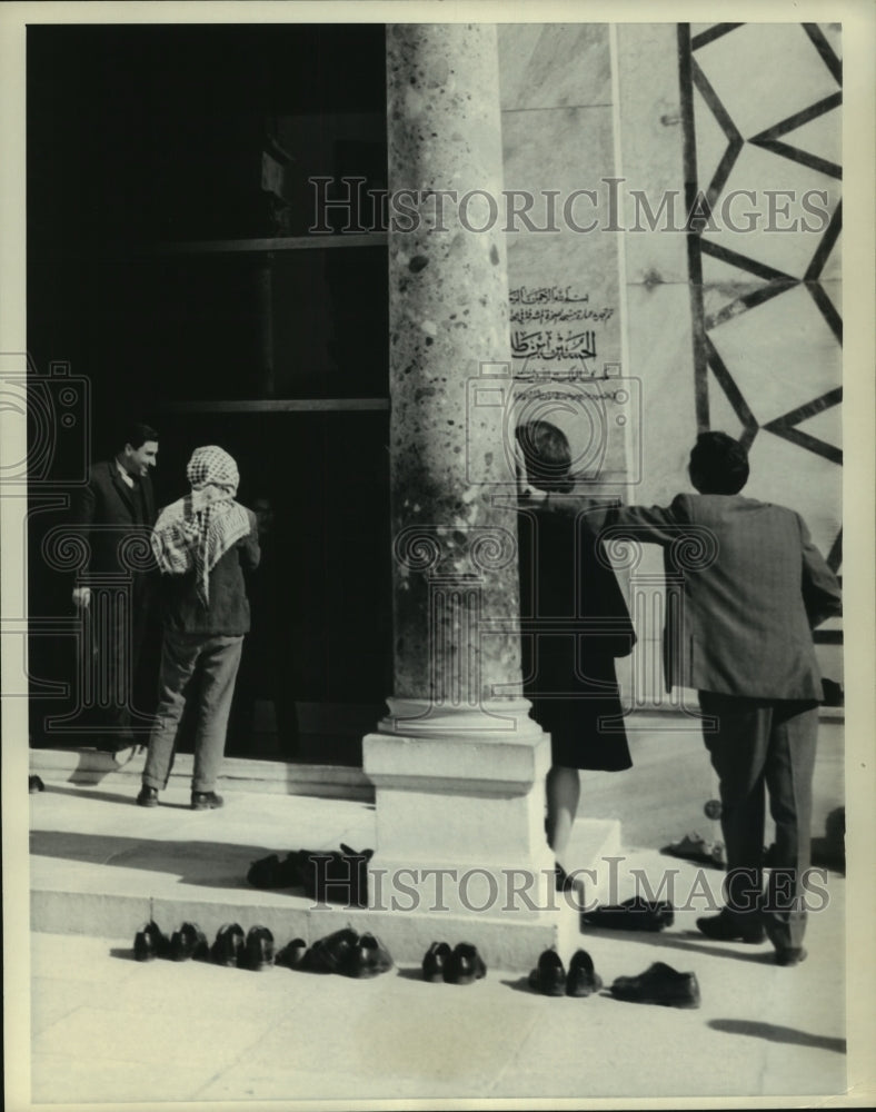1969 Press Photo At Dome of the Rock, tourists remove shoes in Jerusalem.