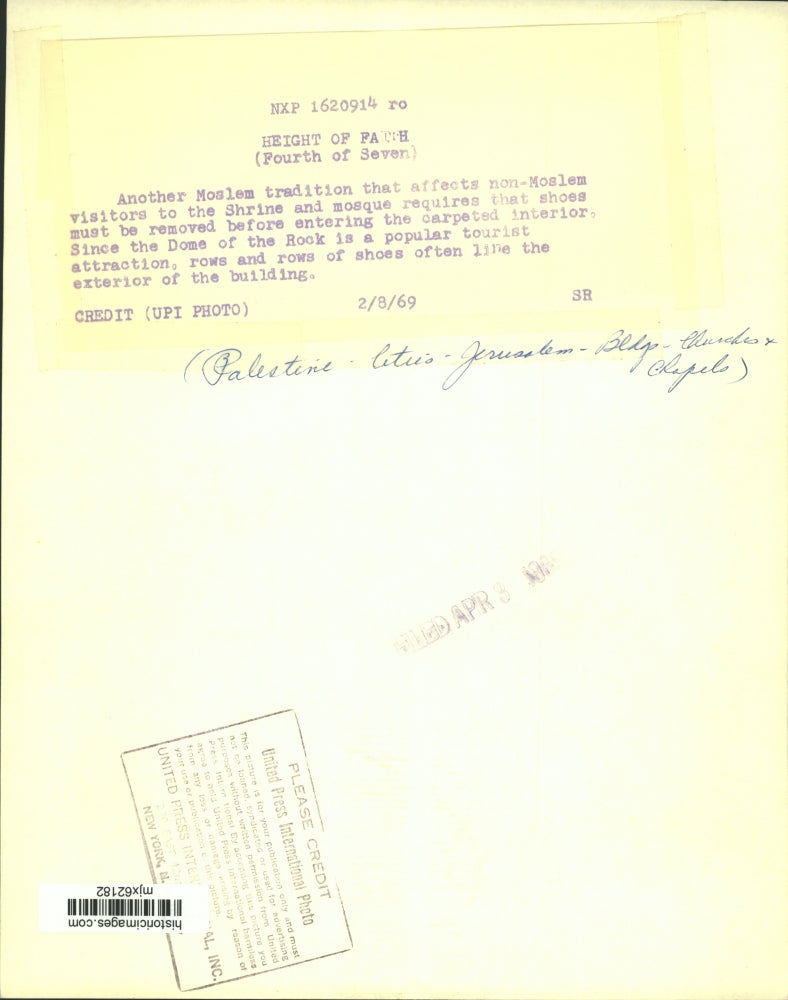 1969 Press Photo At Dome of the Rock, tourists remove shoes in Jerusalem.