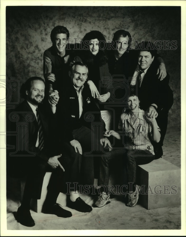 1993 Press Photo &quot;Last Call!&quot; A &#39;Cheers&#39; Celebration&quot; hosted by Bob Costas- Historic Images