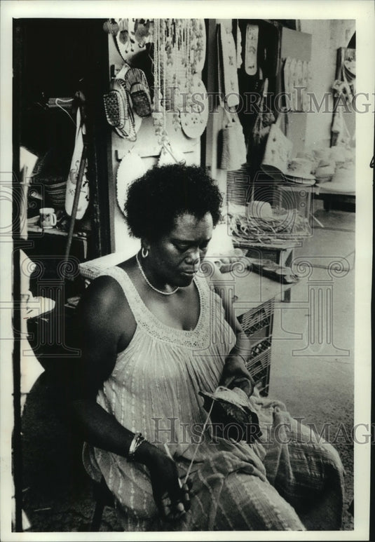 1989 Press Photo A Bahamian craftswoman at work in a straw market. Bahamas- Historic Images