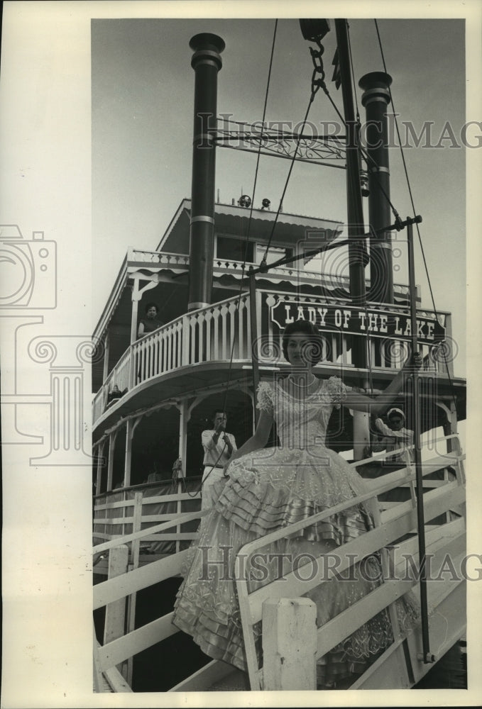 1963 Press Photo Martha Farmer aboard the paddle boat &quot;Lady of the Lake&quot;- Historic Images