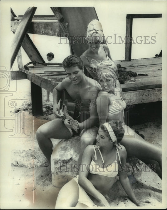 1964 Press Photo Singer Conway Performs for Female Television Stars - mjx62287- Historic Images