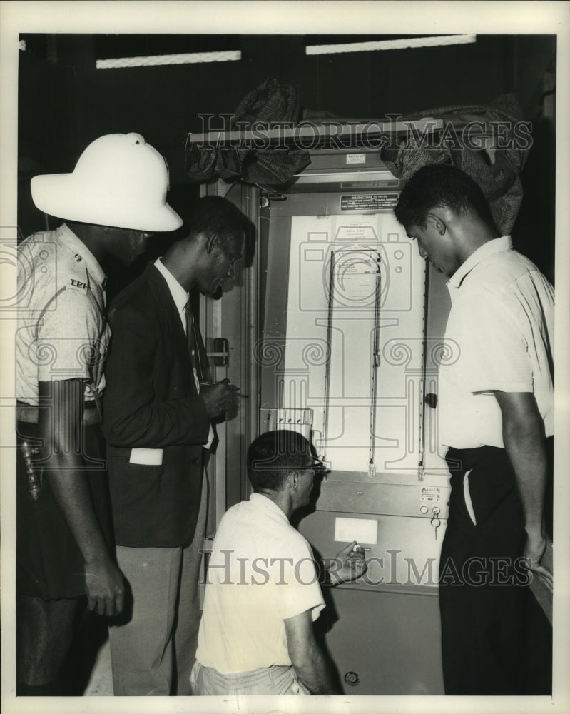 1961 Press Photo political party representatives check voting machines, Trinidad- Historic Images