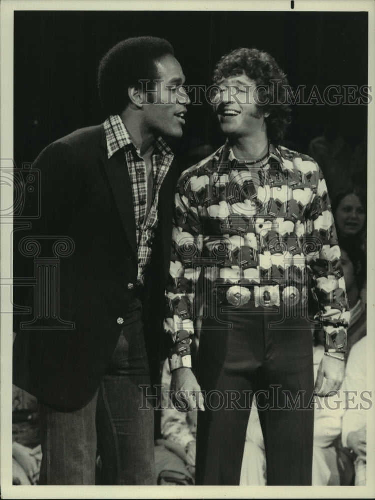 1975 Press Photo OJ Simpson turns singer on &quot;The Mac Davis Show&quot; - mjx62365- Historic Images