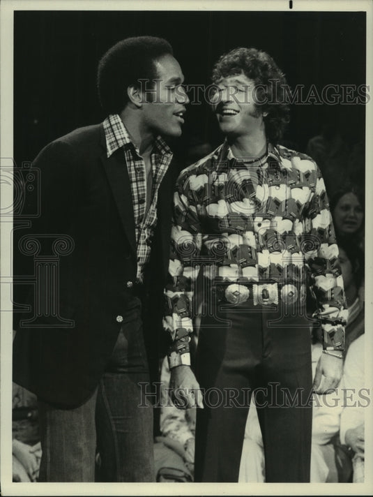 1975 Press Photo OJ Simpson turns singer on "The Mac Davis Show" - mjx62365- Historic Images