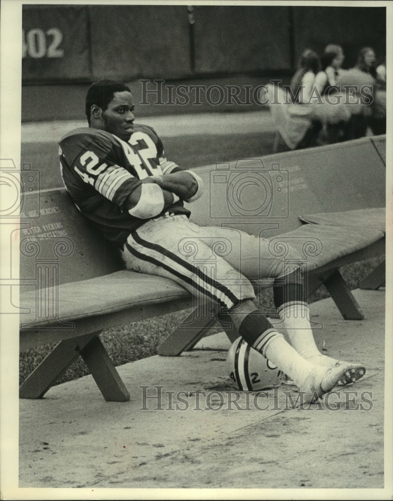 1975 Press Photo John Brockington Sits and Ponders a Long Season - mjx62557- Historic Images