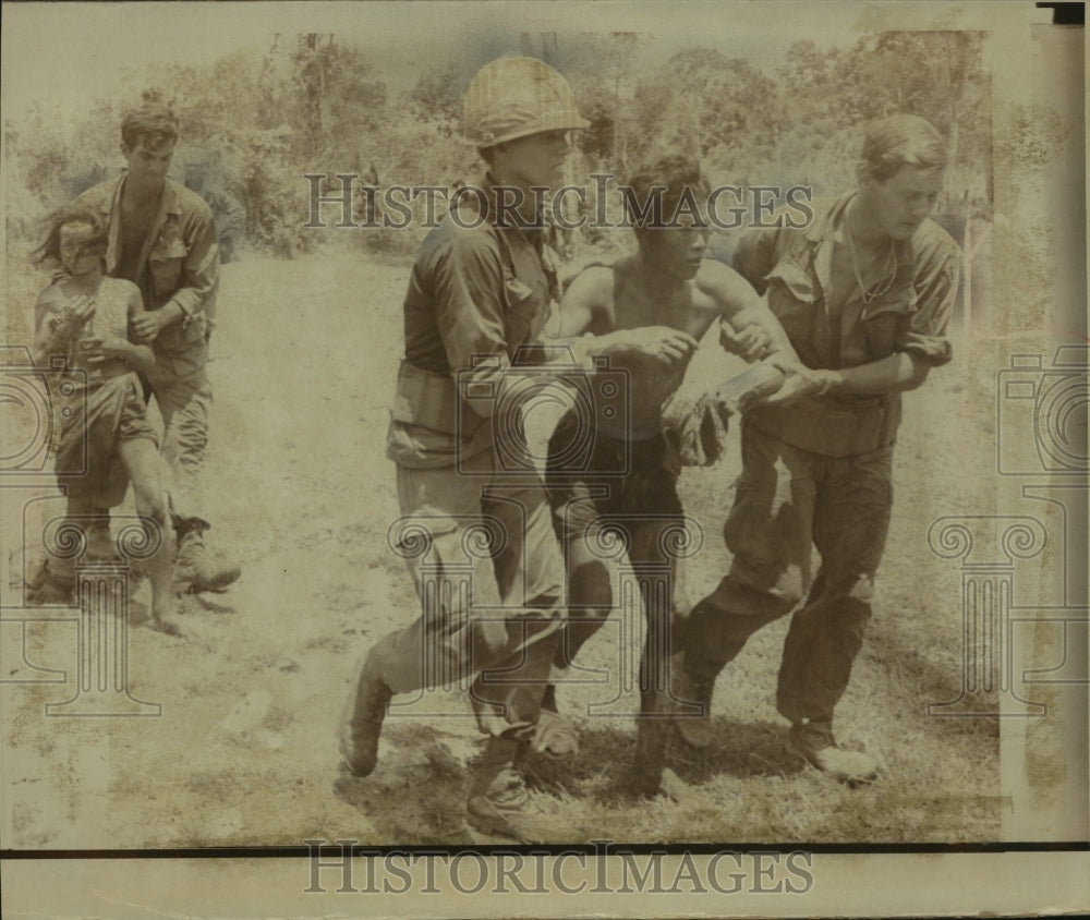 1970 Press Photo Soldiers evacuate injured couple to helicopter Cambodia- Historic Images