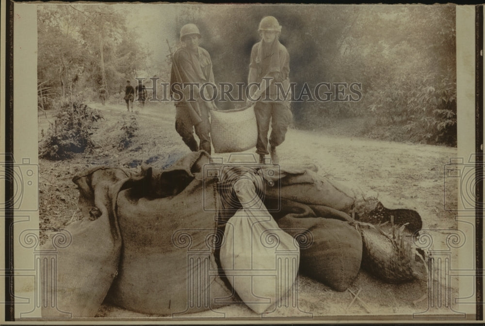 1970 Press Photo US 25th Infantry Division troops seize rice from Vietcong- Historic Images