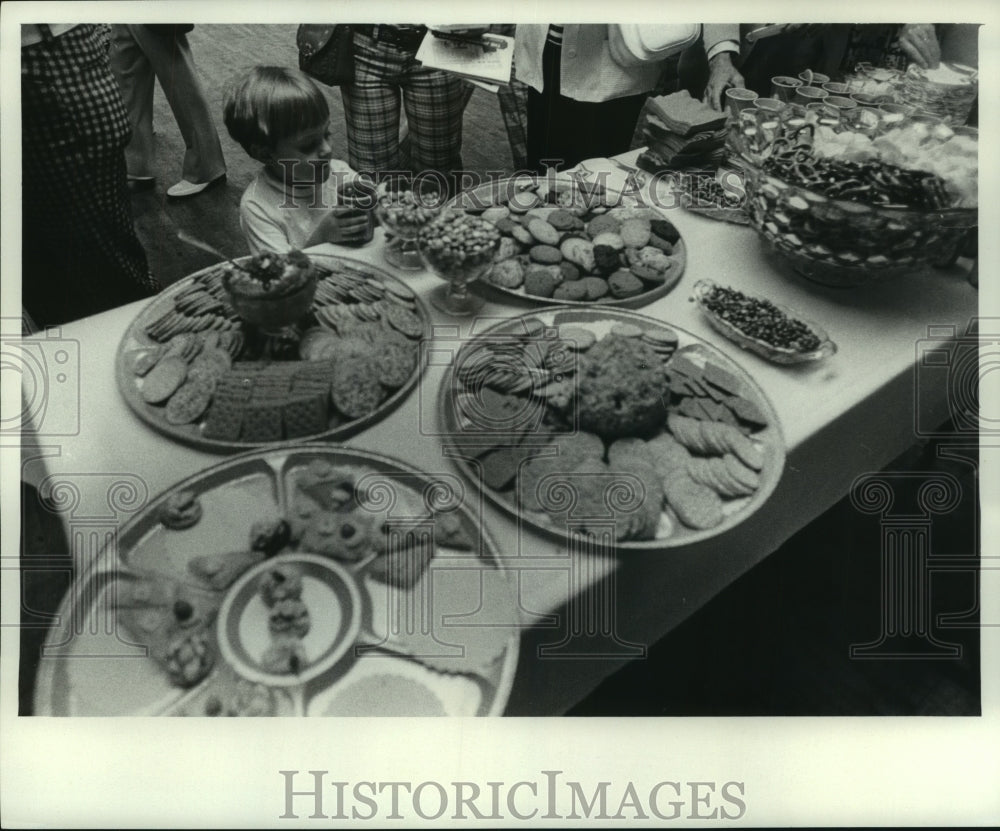 1976 Press Photo Open House - mjx62656- Historic Images