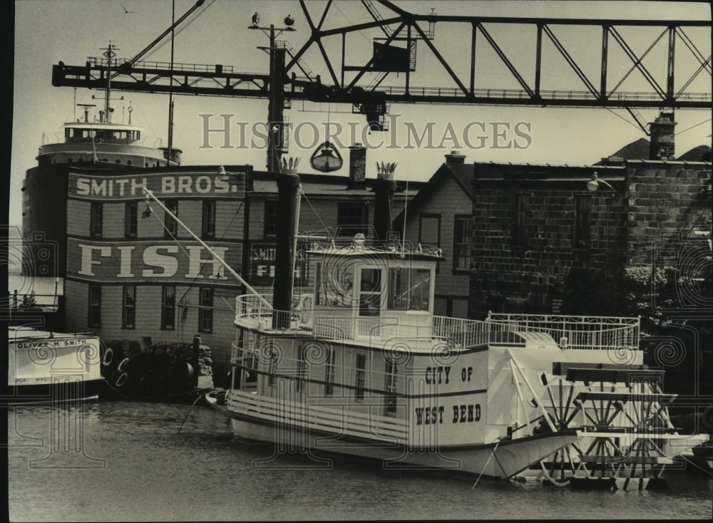 1975 Press Photo Paddlewheeler City of West Bend and fishing tug Oliver H. Smith- Historic Images