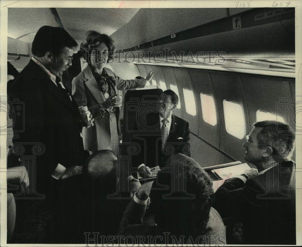 1976 Press Photo Ronald Reagan talks to the Steinhilber's on an airplane to WI- Historic Images