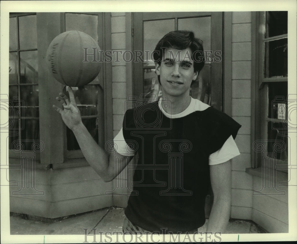 1986 Press Photo Bobby Benson stars in a new sitcom "Tough Cookies" - mjx63228