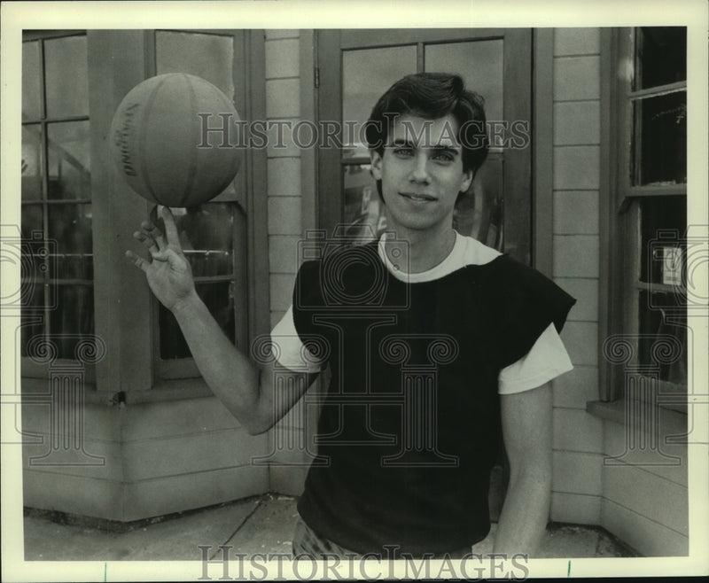Load image into Gallery viewer, 1986 Press Photo Bobby Benson stars in a new sitcom "Tough Cookies" - mjx63228
