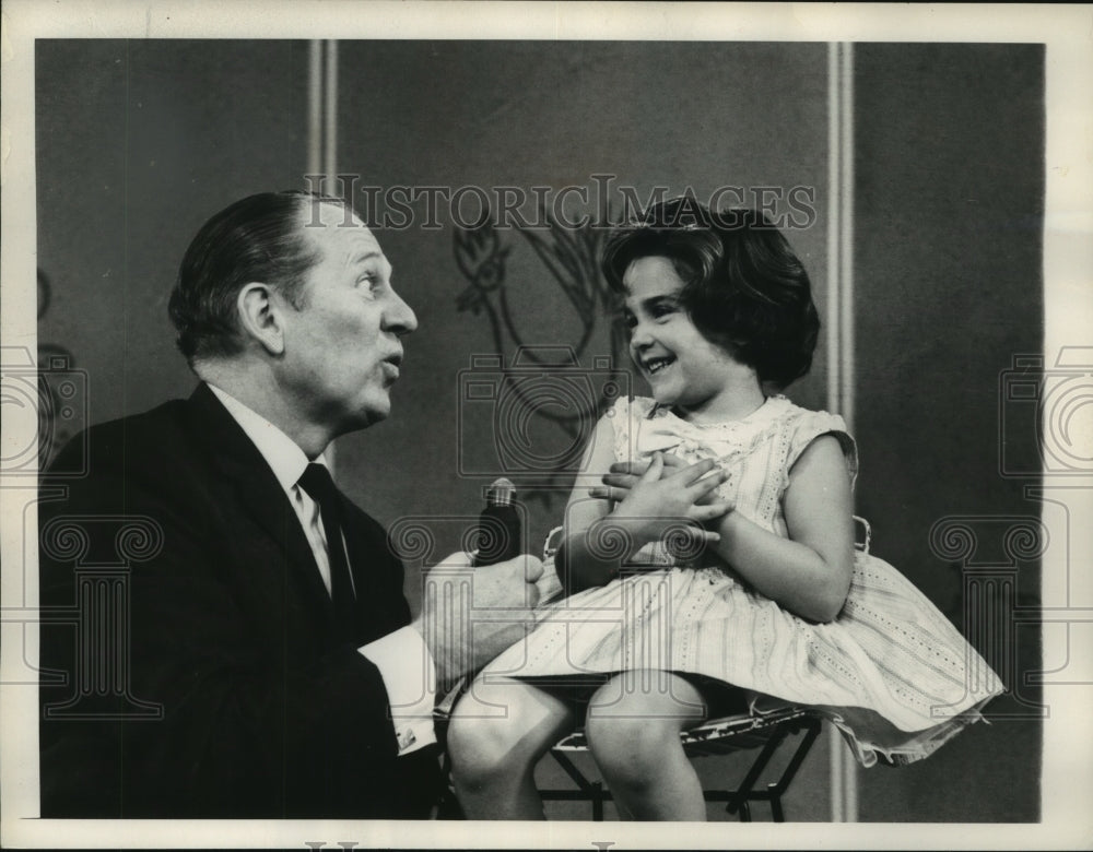 1962 Press Photo Roberta Caliguiri laughs with Art Linkletter on "House Party"- Historic Images