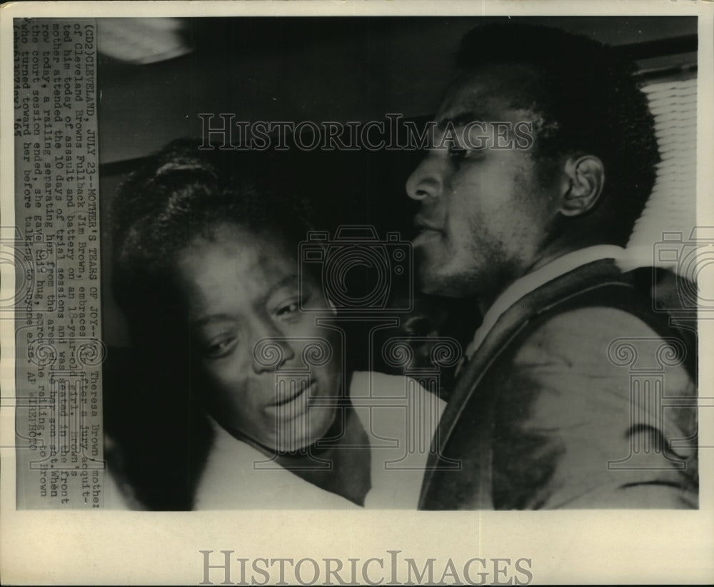 1965 Press Photo Cleveland Browns, Jim Brown with mother Theresa in Court- Historic Images