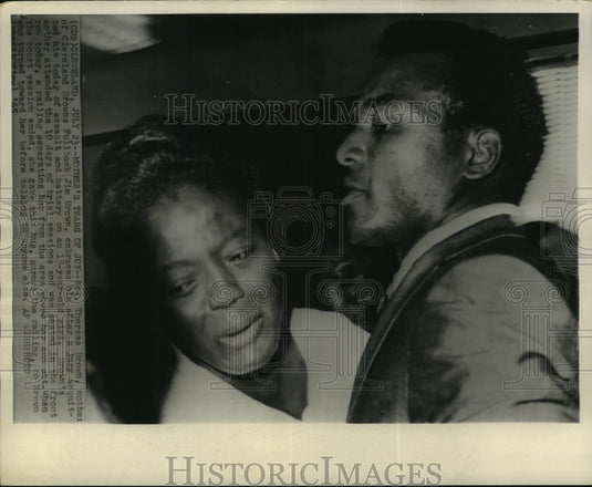 1965 Press Photo Cleveland Browns, Jim Brown with mother Theresa in Court- Historic Images