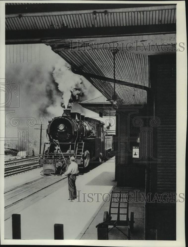 1974 Press Photo Steam Locomotive entering a train station - mjx63609