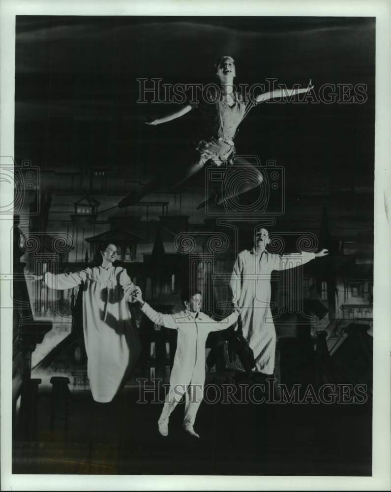 1956 Press Photo American actress Mary Martin soars as &quot;Peter Pan&quot; on NBC- Historic Images