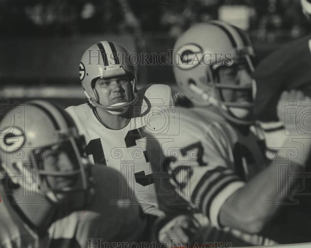 1974 Press Photo Chester Marcol of Green Bay kicks field goal over blockers, MN.- Historic Images