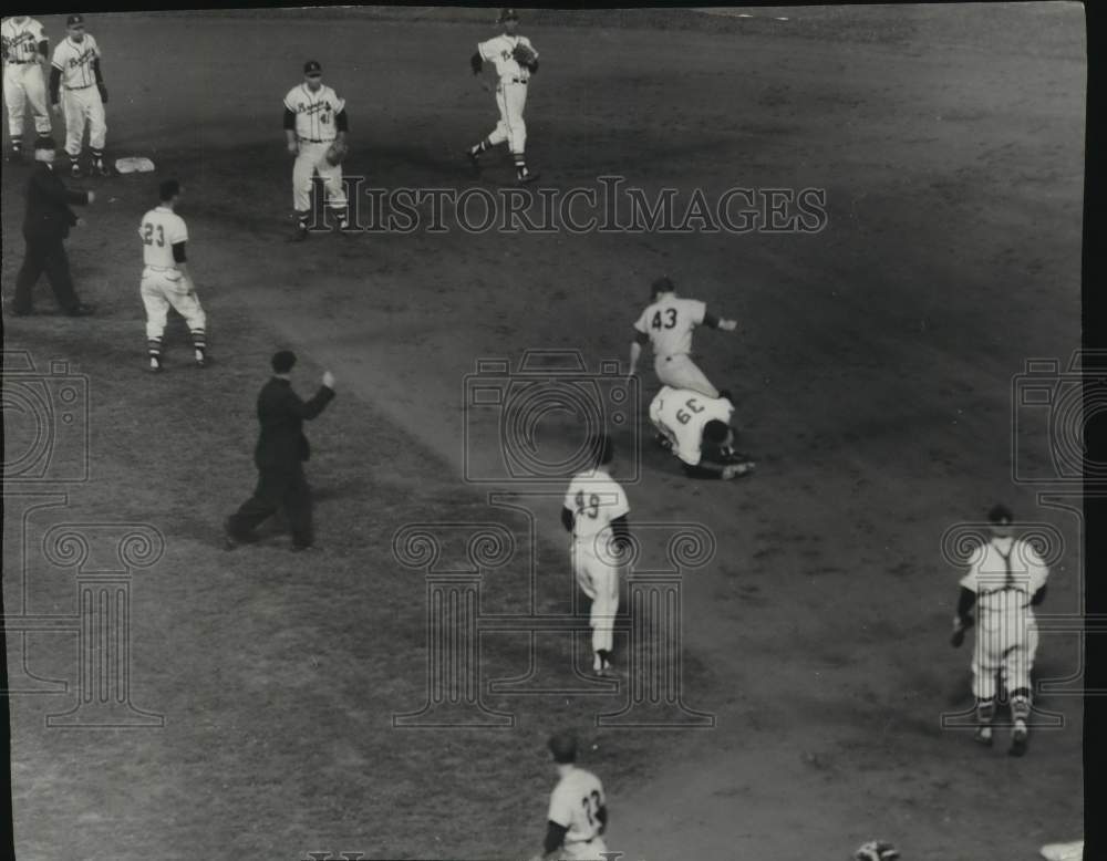 1955 Press Photo Players for the Milwaukee Braves during a baseball game- Historic Images