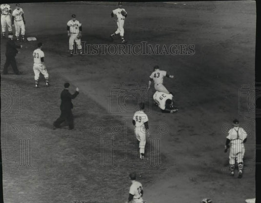 1955 Press Photo Players for the Milwaukee Braves during a baseball game- Historic Images