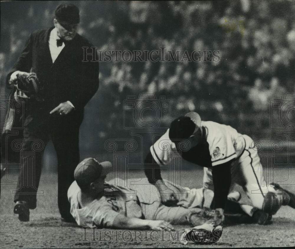 1957 Press Photo Baseball player Rip Repulski gets tagged out during Braves game- Historic Images