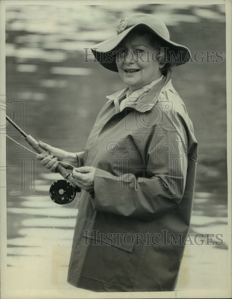 1982 Press Photo Actress Olivia de Havilland as Queen Mother Elizabeth- Historic Images