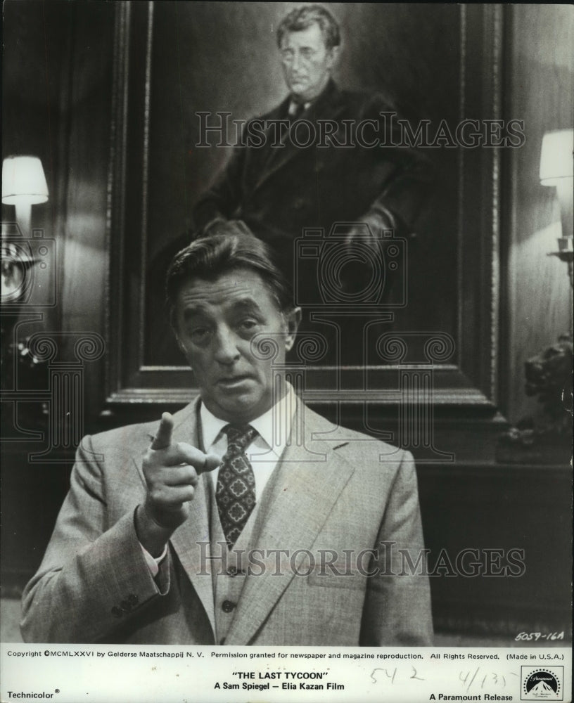 1977 Press Photo Robert Mitchum in &quot;The Last Tycoon&quot; - mjx64967- Historic Images