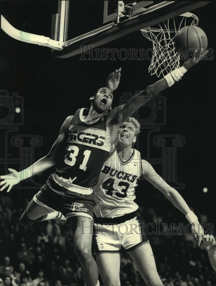 1987 Press Photo Reggie Miller of tried shot against Milwaukee Bucks&#39; Jack Sikma- Historic Images