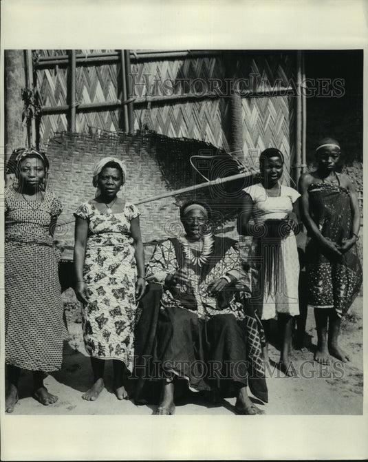 1959 Press Photo A chief and some of his wives, Nigeria - mjx65302- Historic Images
