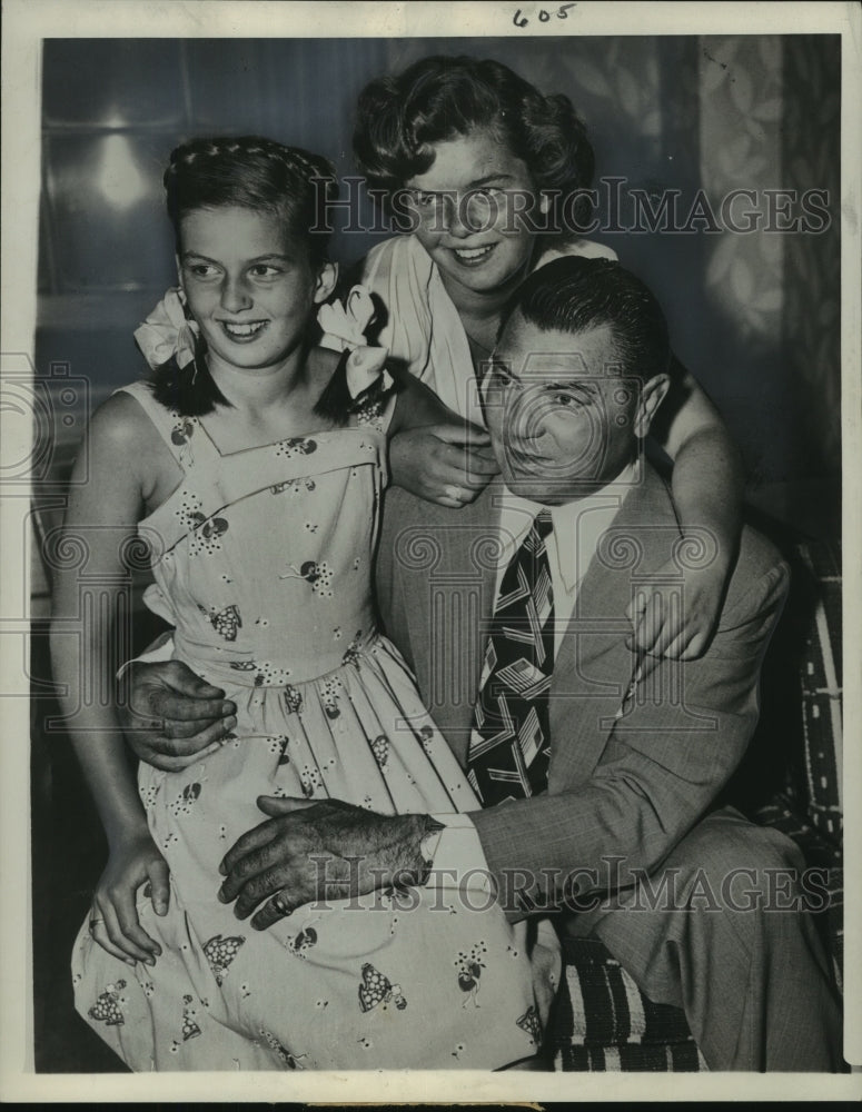 1947 Press Photo Heavyweight boxing champion Jack Dempsey with daughters- Historic Images