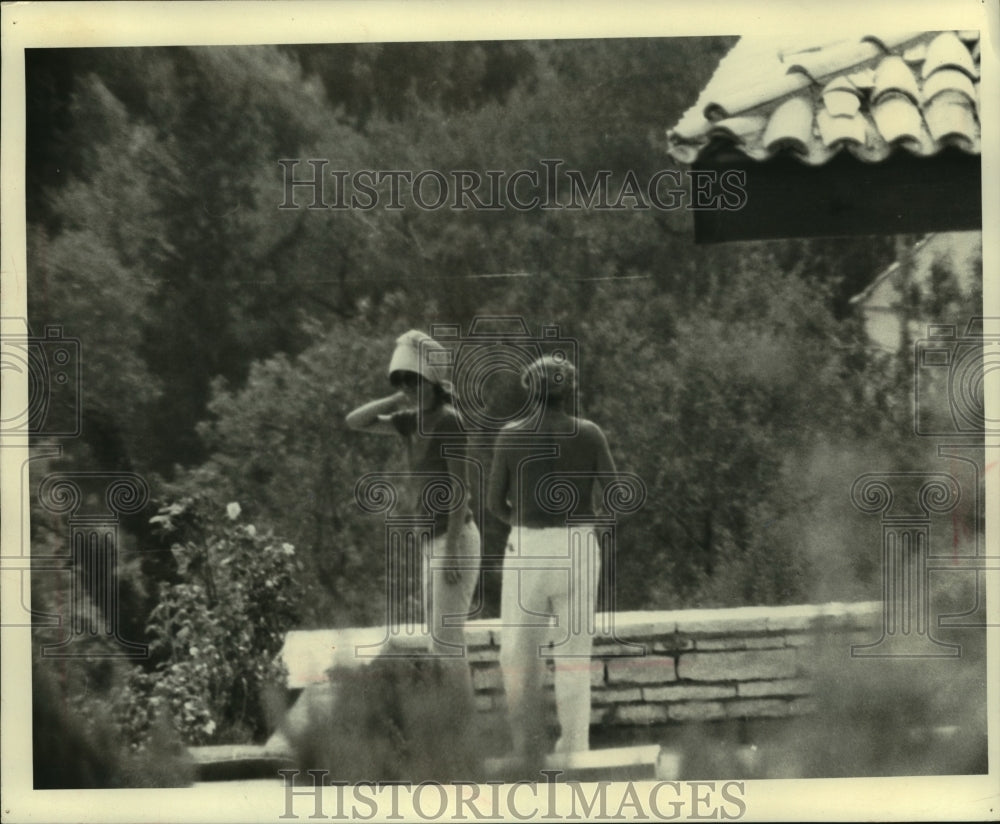 1969 Press Photo Jacqueline and shirtless husband Aristotle Onassis relax- Historic Images