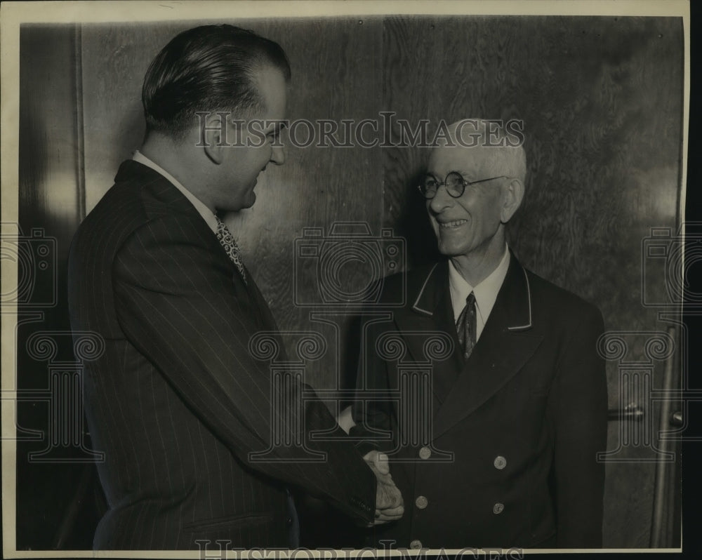 1946 Press Photo Joseph R. McCarthy shakes hands with elevator operator at hotel- Historic Images