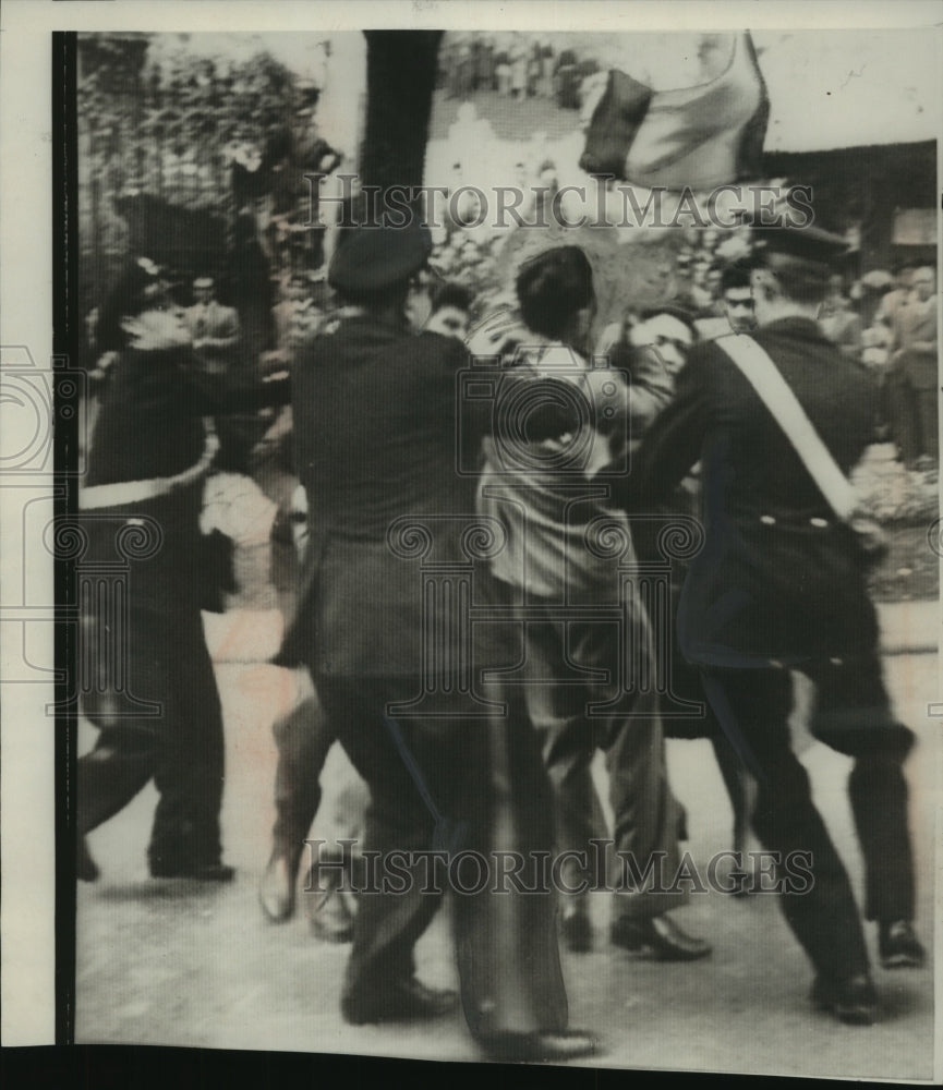 1953 Press Photo Italy-Police take student into custody in Trieste demonstration- Historic Images