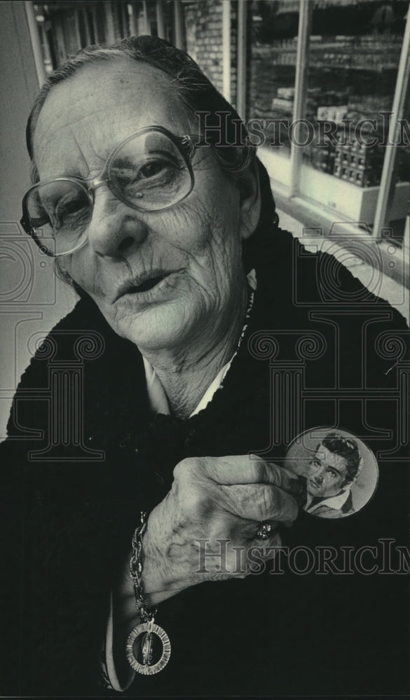 1985 Press Photo Elizabeth Wozniak of Baltimore, displays her Elvis Button- Historic Images