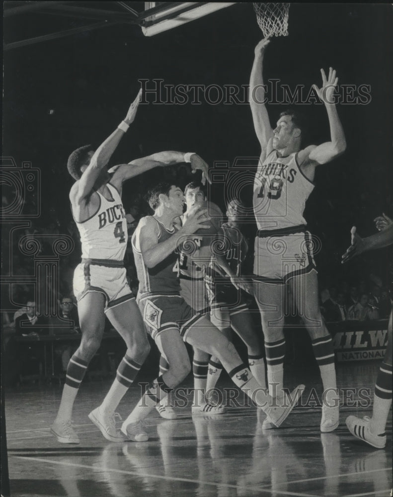 1969 Press Photo Bucks Dick Cunningham &amp; Greg Smith block Chicago&#39;s Jerry Sloan- Historic Images