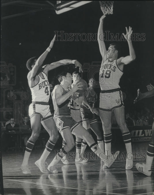 1969 Press Photo Bucks Dick Cunningham & Greg Smith block Chicago's Jerry Sloan- Historic Images