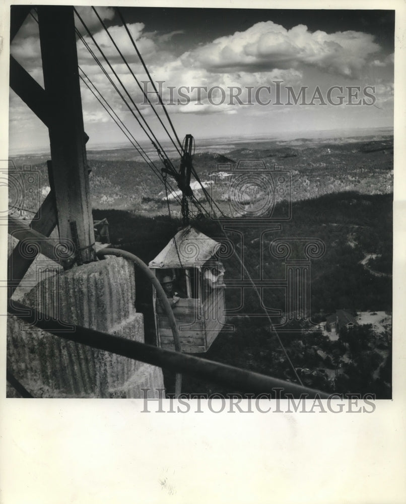 Press Photo Workers ride fragile cable car "the bucket" to top of Mount Rushmore- Historic Images