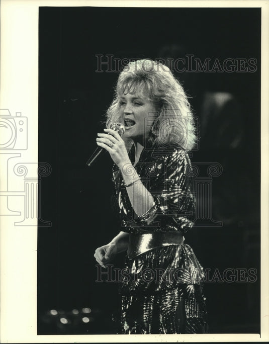1987 Press Photo Barbara Mandrell sings to capacity crowd at the Riverside- Historic Images