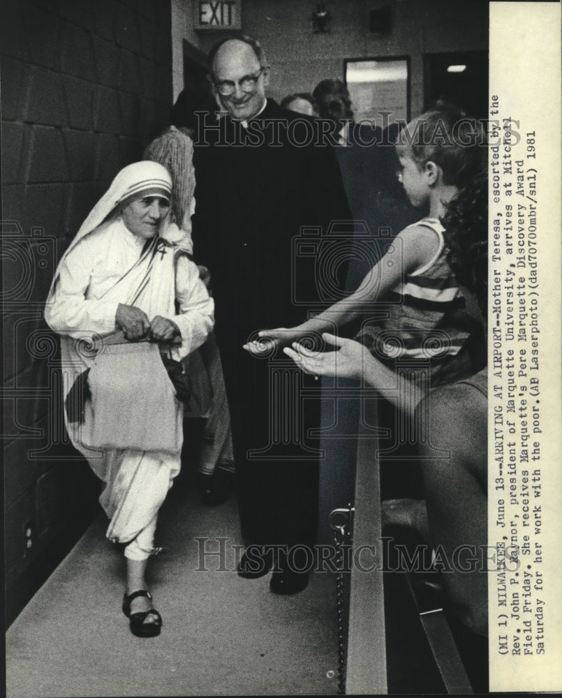 1981 Press Photo Mother Teresa arriving at the airport in Milwaukee &amp; others- Historic Images