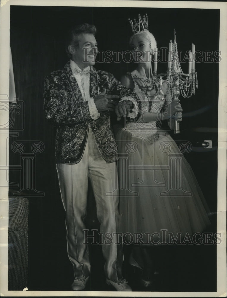 1963 Press Photo Lavish Tailoring: Pianist Liberace and Dancer Roberta Laume- Historic Images
