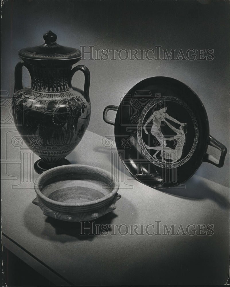 1964 Press Photo Exhibit of Etruscan and Greek Vases at Art Center, Milwaukee.- Historic Images