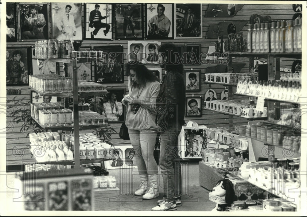 1992 Press Photo Cindy Basinger and Donald Mays at souvenir shop in Memphis.