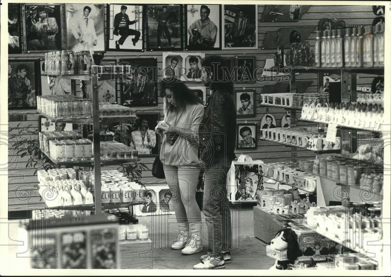 Load image into Gallery viewer, 1992 Press Photo Cindy Basinger and Donald Mays at souvenir shop in Memphis.
