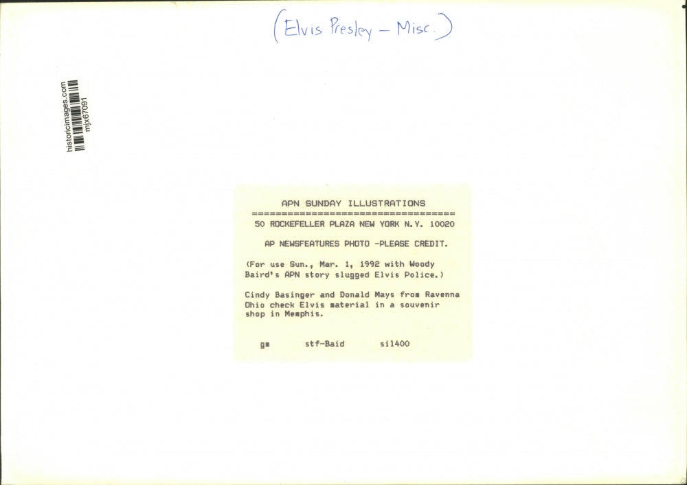 1992 Press Photo Cindy Basinger and Donald Mays at souvenir shop in Memphis.