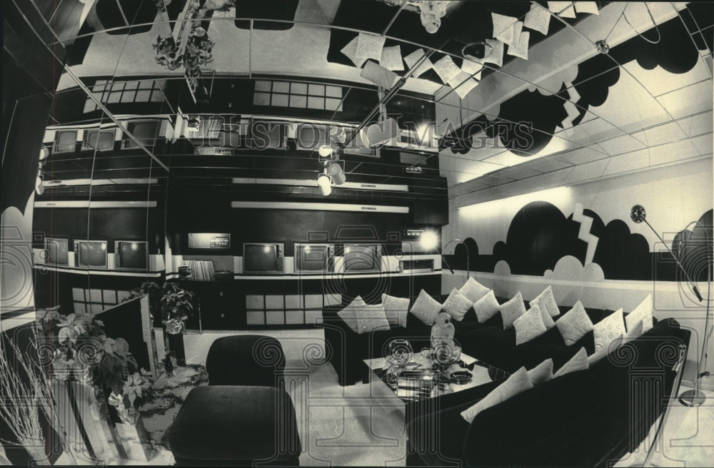 1985 Press Photo Mirrored recreation room at Elvis Presley&#39;s Graceland Mansion.- Historic Images