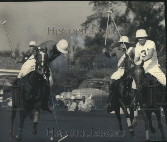 1954 Press Photo Polo teams compete in tournament at Milwaukee Polo club- Historic Images